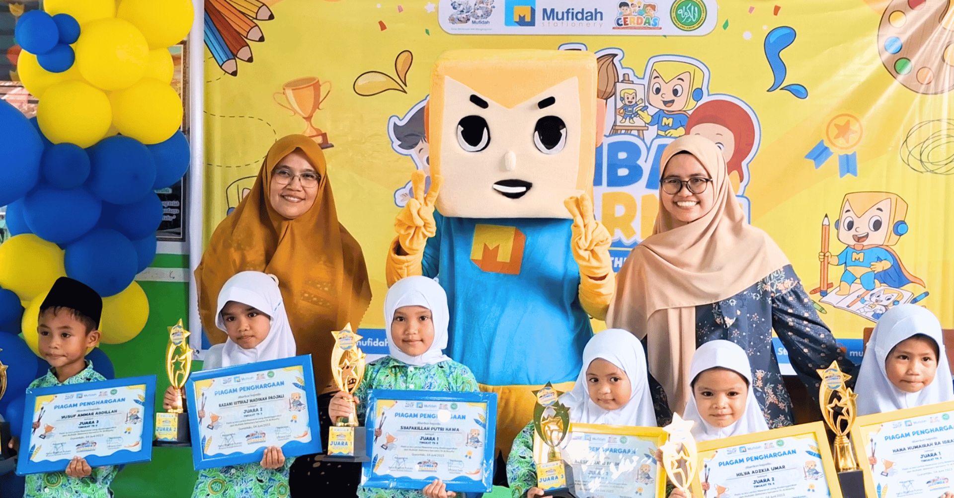 Pemberian Hadiah Oleh Pimpinan Mufidah Stationery