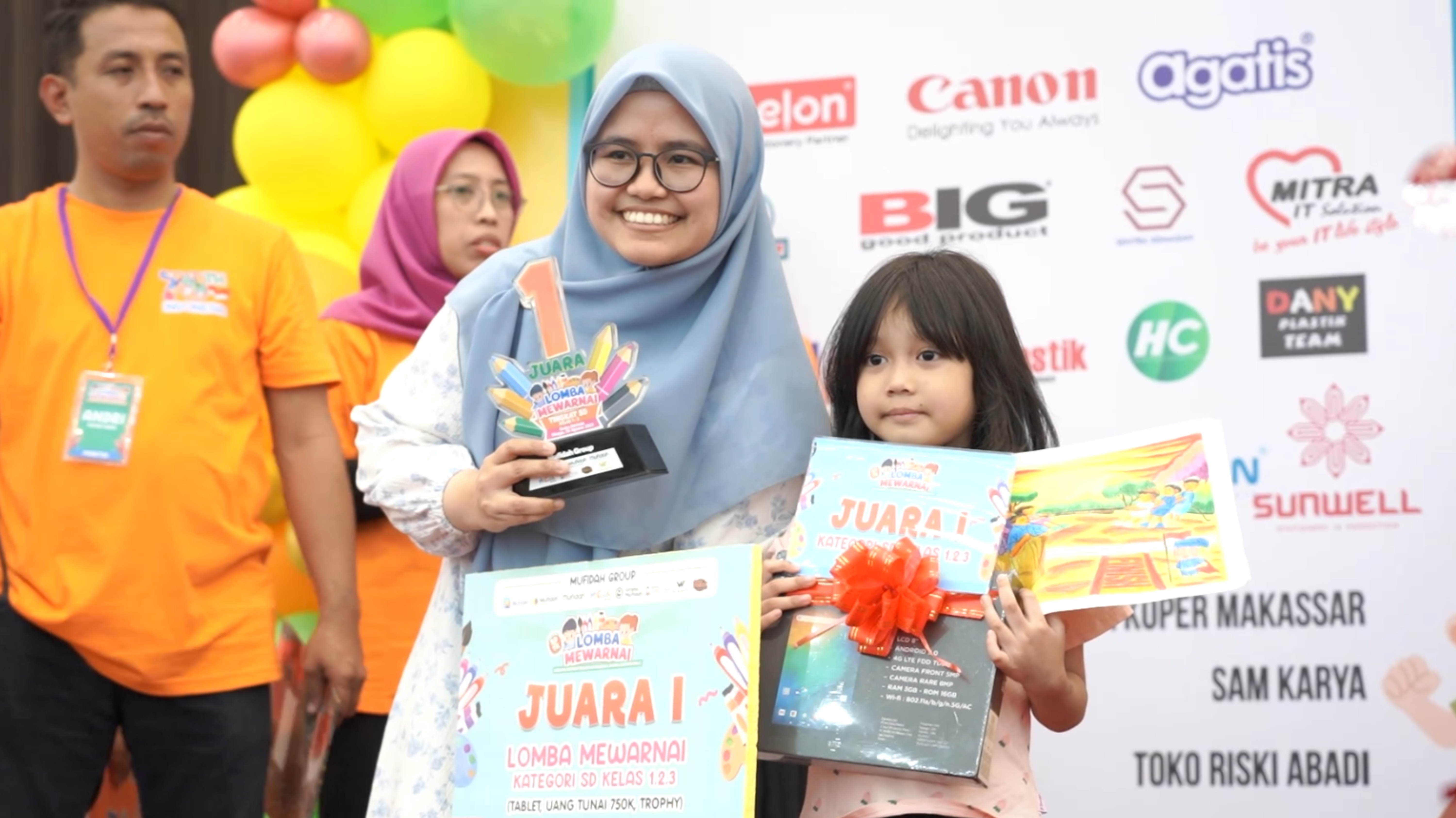 Pemberian Hadiah Oleh Pimpinan Mufidah Stationery
